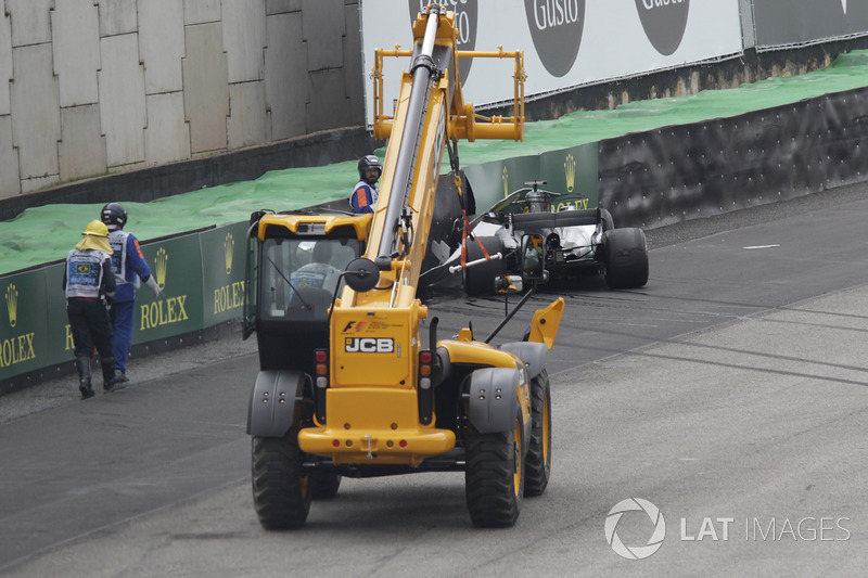 El coche chocado de Lewis Hamilton, Mercedes-Benz F1 W08 es removido en la Q1