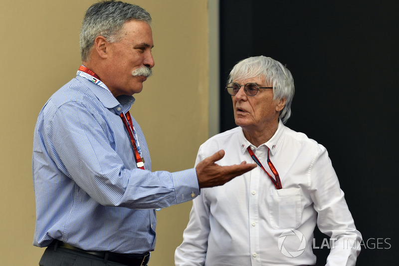 Bernie Ecclestone, CEO y presidente de FOM con Chase Carey de Liberty Media