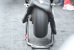Race winner Andrea Dovizioso, Ducati Team tyre detail