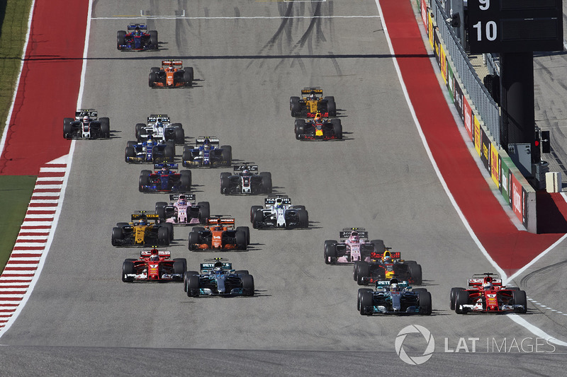 Lewis Hamilton, Mercedes AMG F1 W08, pelea con Sebastian Vettel, Ferrari SF70H