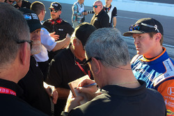 Скотт Діксон, Chip Ganassi Racing Honda консультується з персоналом IndyCar після перших заїздів з a