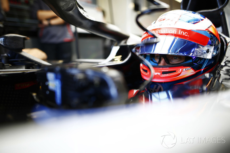 Ромен Грожан, Haas F1 Team, надіває окуляри з камерою