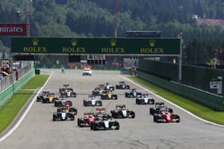 Ніко Росберг, Mercedes AMG F1 W07 Hybrid, очолює пелотон на старті гонки