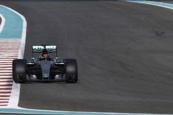 Pascal Wehrlein, Mercedes AMG F1 test de brede banden van Pirelli voor 2017