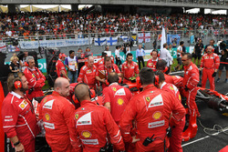 Ferrari mekanikerleri ve Kimi Raikkonen, Ferrari SF70H