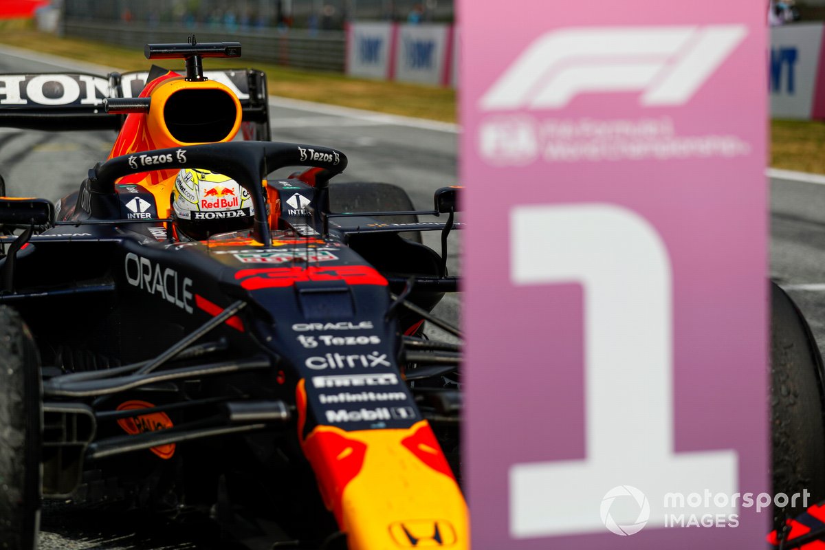 Max Verstappen, Red Bull Racing RB16B, peringkat pertama, di parc ferme
