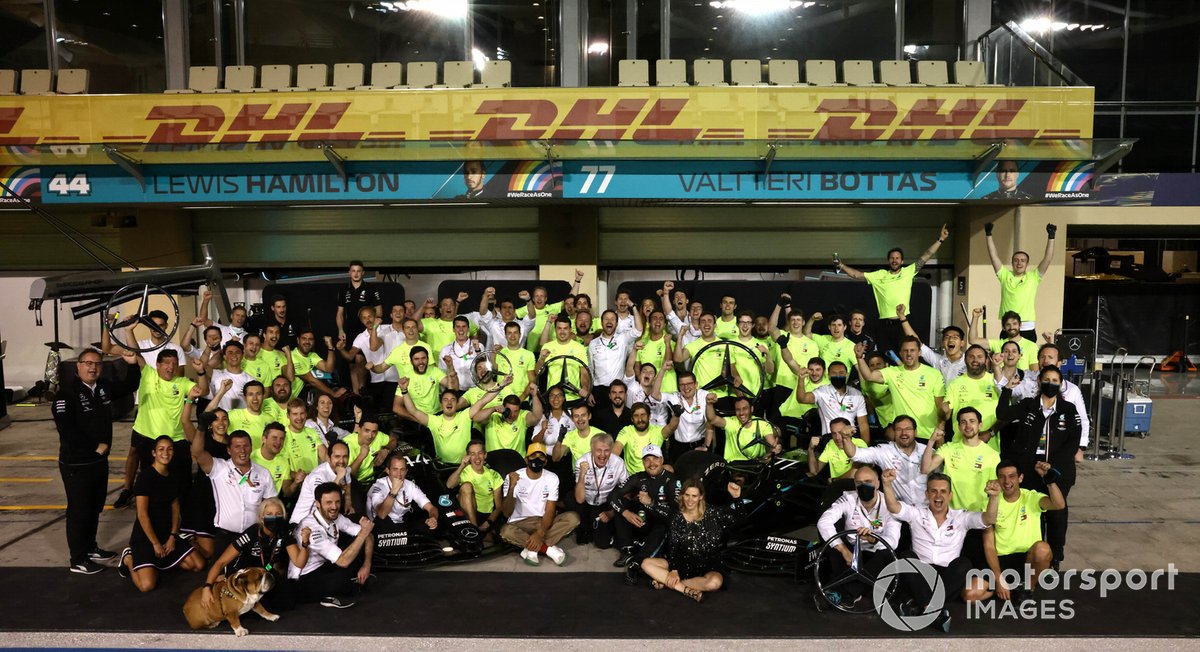 Lewis Hamilton, Mercedes-AMG F1, Valtteri Bottas, Mercedes-AMG F1, merayakan kesuksesan di kejuaraan dunia dengan tim Mercedes