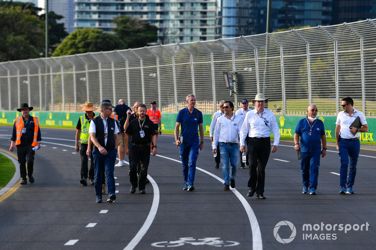 Niels Wittich y Eduardo Freitas, Directores de Carrera de la FIA con compañeros en Melbourne