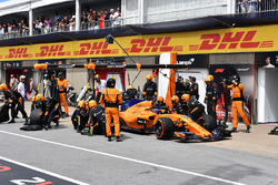 Fernando Alonso, McLaren MCL33 pit stop