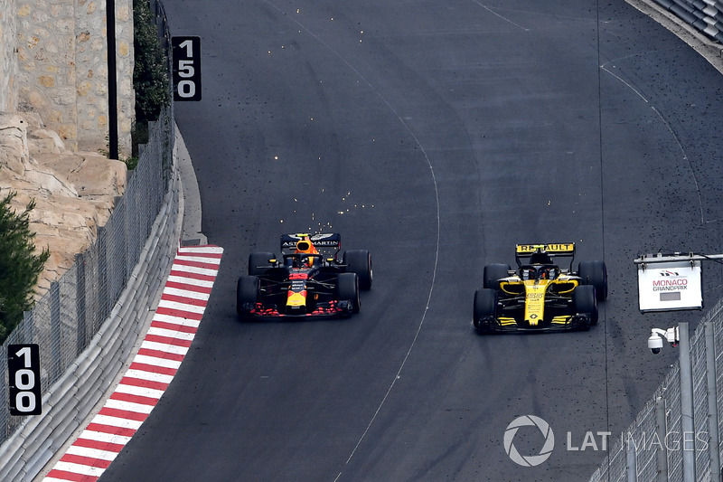 Max Verstappen melancarkan manuver terhadap Carlos Sainz
