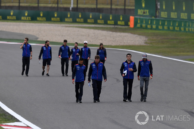 Брендон Хартлі, Scuderia Toro Rosso, йде треком