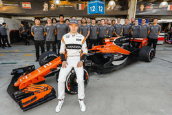 Stoffel Vandoorne, McLaren, takım fotoğrafında