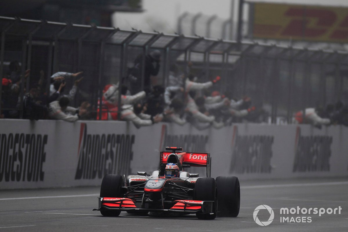 Race winner Jenson Button, McLaren MP4-25 Mercedes