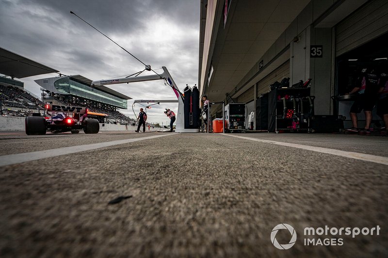 Sergio Perez, Racing Point RP19, sale del garaje.