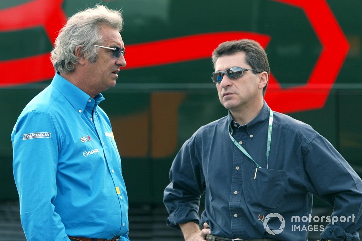 Flavio Briatore (kiri), Manajer Tim Renault F1, berbicara dengan Julian Jakobi, manajer pembalap Juan Pablo Montoya yang saat itu membela Tim Williams.