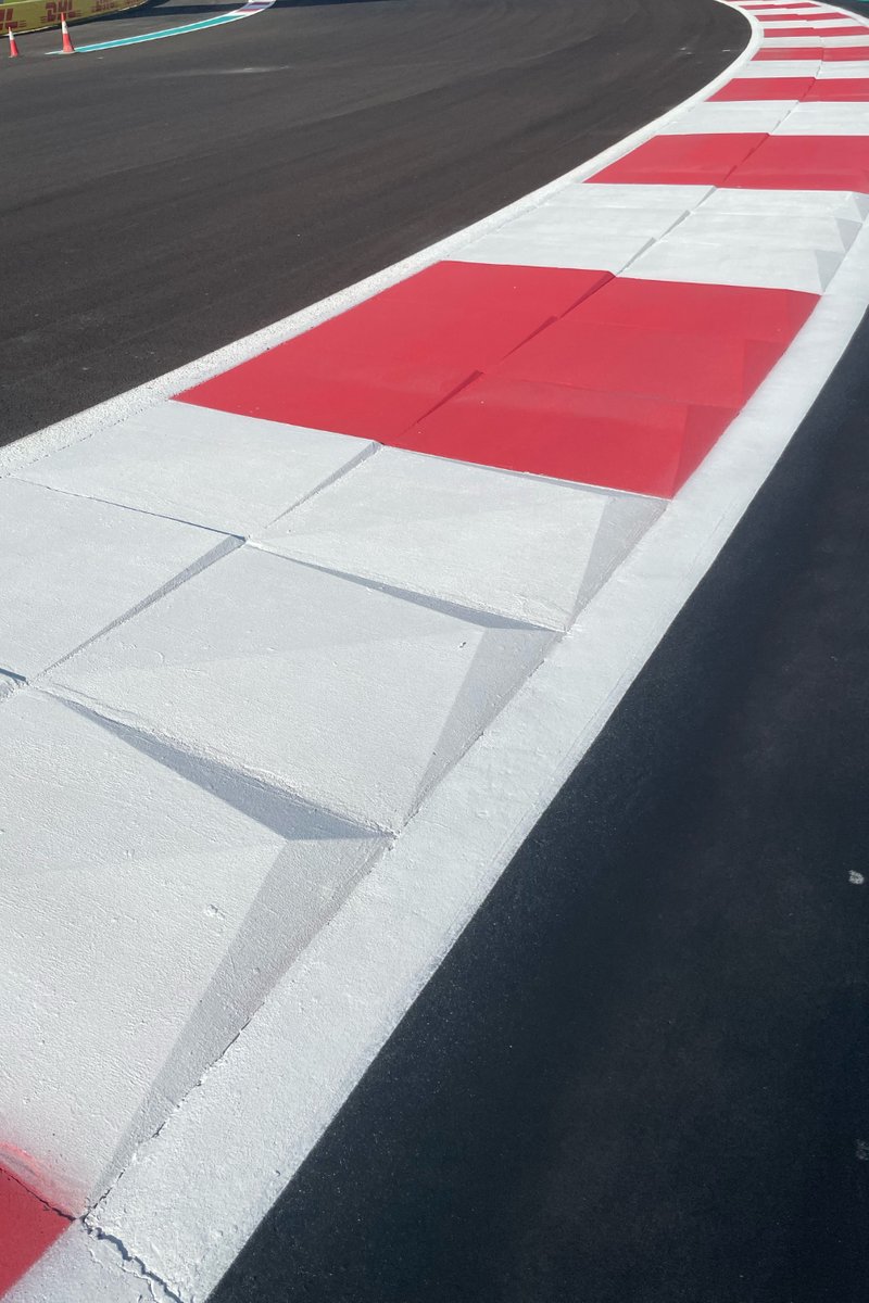 Detalle de los bordillos del circuito de Yas Marina en la aproximación a la curva 12.