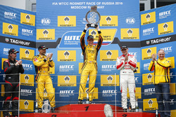 Podium: Sieger Nicky Catsburg, LADA Sport Rosneft, Lada Vesta; James Thompson, All-Inkl Motorsport,