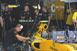 Renault Sport F1 Team engineers controleren de auto van Jolyon Palmer na de brand bij Magnussen