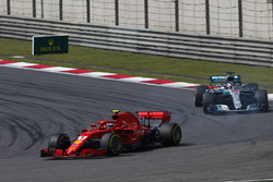 Кімі Райкконен, Ferrari SF71H, Льюіс Хемілтон, Mercedes AMG F1 W09