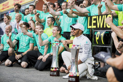 Race winner Lewis Hamilton, Mercedes AMG F1, celebrate with the Mercedes team