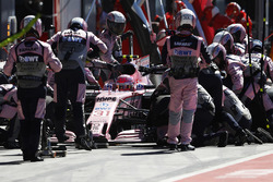 Esteban Ocon, Force India F1 VJM10, pitstop