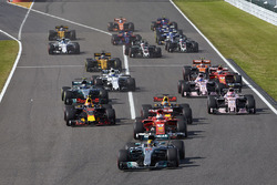 Lewis Hamilton, Mercedes AMG F1 W08, Sebastian Vettel, Ferrari SF70H, Max Verstappen, Red Bull Racing RB13, Daniel Ricciardo, Red Bull Racing RB13, Esteban Ocon, Sahara Force India F1 VJM10, the rest of the field at the start