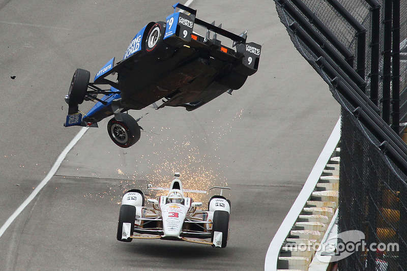 Crash: Scott Dixon, Chip Ganassi Racing, Honda, und Helio Castroneves, Team Penske, Chevrolet, entk