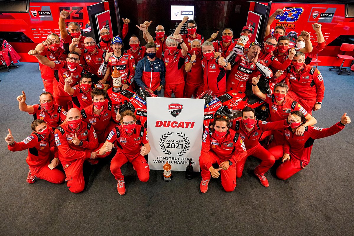 Francesco Bagnaia, Ducati Team, Jack Miller, Ducati Team festeggiano con il membro del team