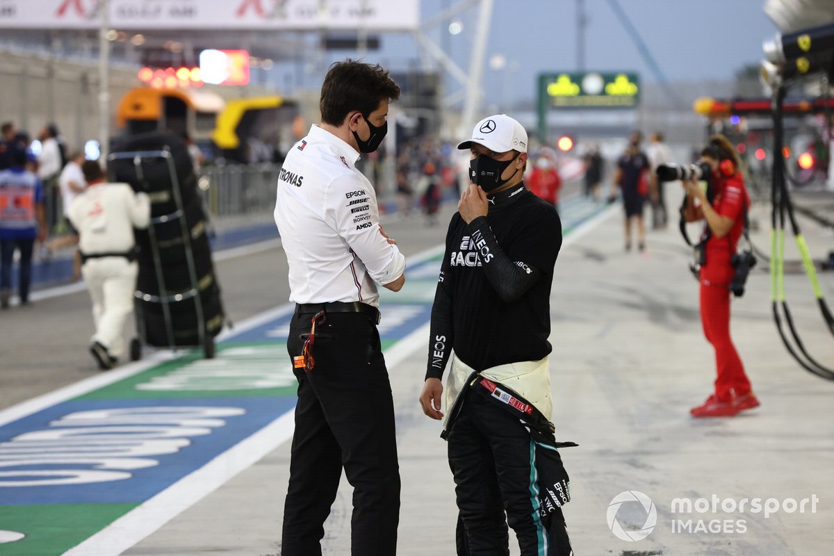 Toto Wolff, Executive Director - Business, Mercedes AMG, bersama Valtteri Bottas, Mercedes-AMG F1