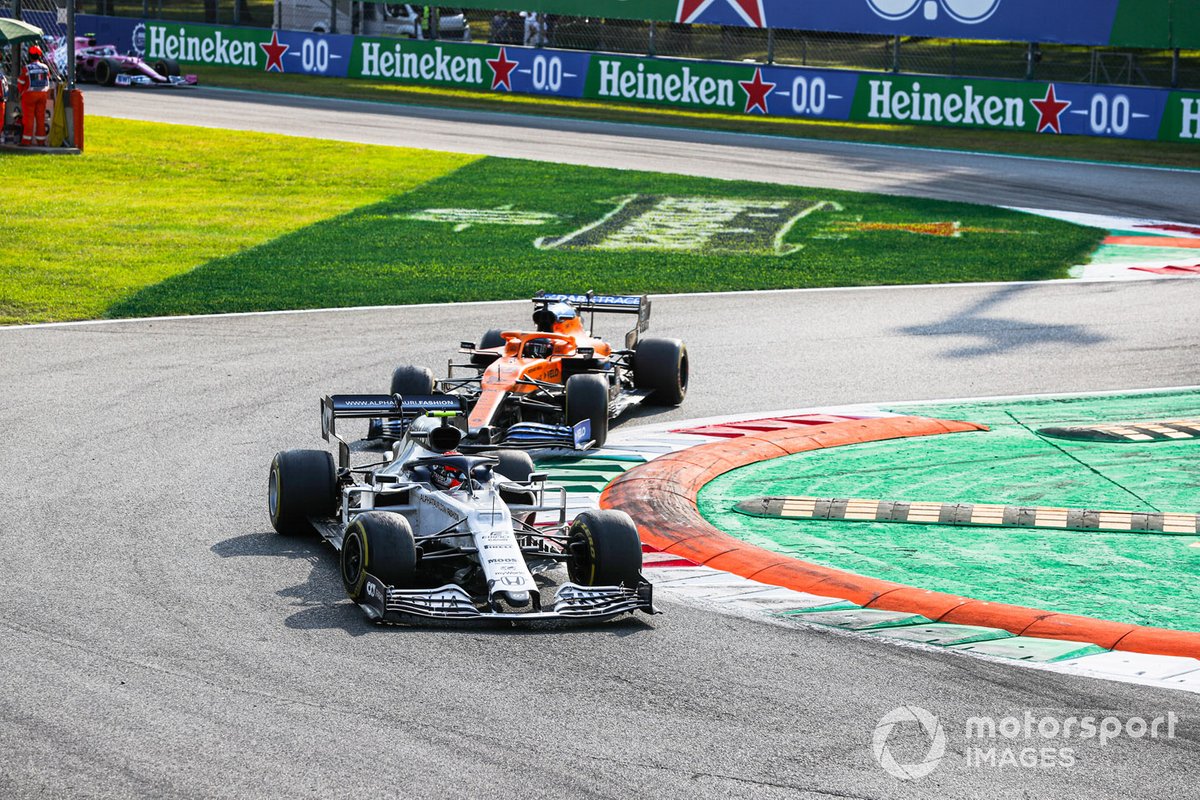 Pierre Gasly menggeber AlphaTauri AT01 melibas Carlos Sainz Jr yang turun dengan McLaren MCL35 di sebuah tikungan Sirkuit Monza, Italia, di F1 2020 lalu.