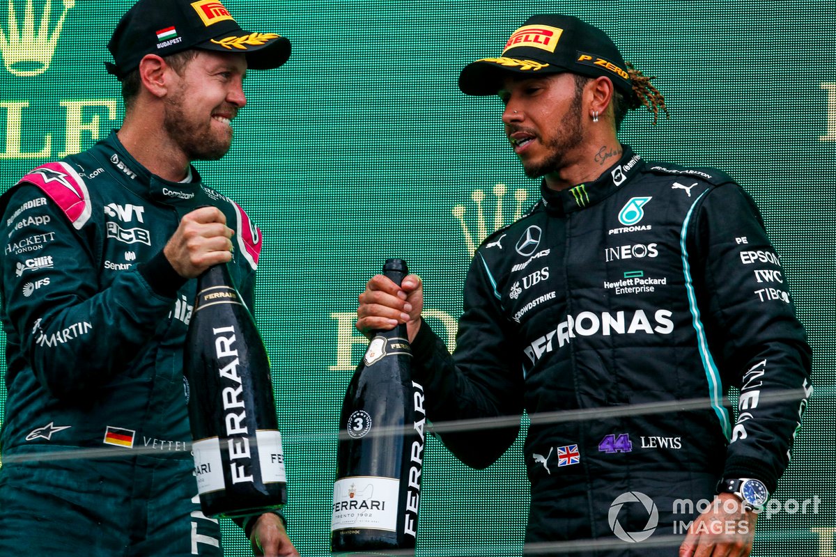 Sebastian Vettel, Aston Martin, Posisi kedua, dan Lewis Hamilton, Mercedes, posisi ketiga saling memberikan selamat