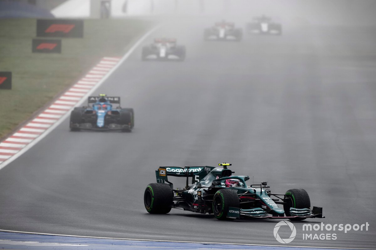 Sebastian Vettel, Aston Martin AMR21, Esteban Ocon, Alpine A521