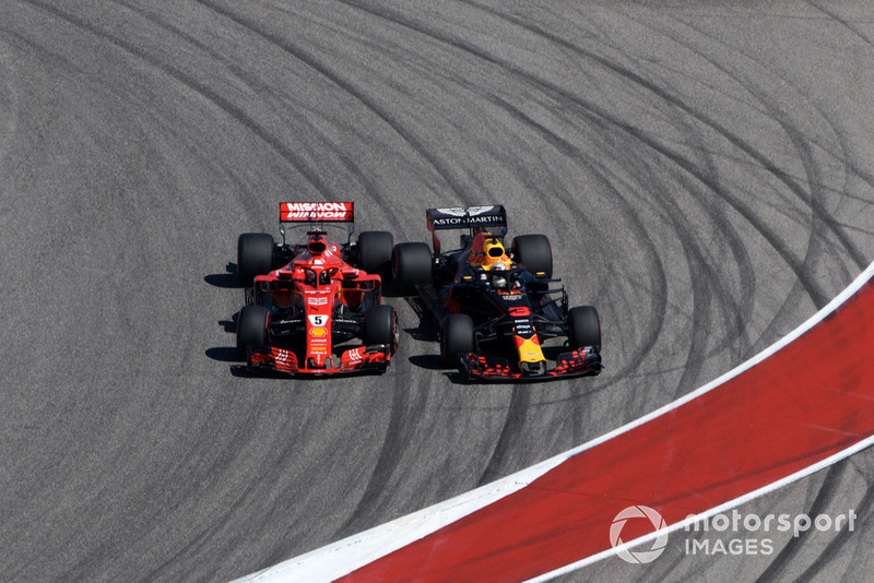 Sebastian Vettel, Ferrari SF71H et Daniel Ricciardo, Red Bull Racing RB14 s'accrochent au premier tour