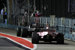 Romain Grosjean, Haas F1 Team VF-17 and Esteban Ocon, Sahara Force India VJM10 pit