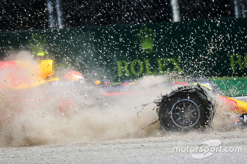 Max Verstappen, Red Bull Racing RB13, front puncture
