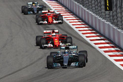 Valtteri Bottas, Mercedes AMG F1 W08; Sebastian Vettel, Ferrari SF70H; Kimi Räikkönen, Ferrari SF70H
