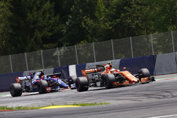 Stoffel Vandoorne, McLaren MCL32, Carlos Sainz Jr., Scuderia Scuderia Toro Rosso STR12