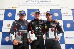 Podio Gara 1: il secondo classificato Tommaso Mosca, Tsunami RT, il vincitore della gara Diego Bertonelli, Dinamic Motorsport, il terzo classificato Gianmarco Quaresmini, Dinamic Motorsport