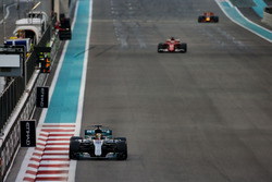 Lewis Hamilton, Mercedes F1 W08, Sebastian Vettel, Ferrari SF70H