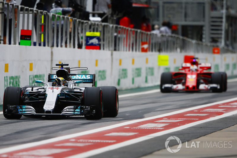 Lewis Hamilton, Mercedes AMG F1 W08, Sebastian Vettel, Ferrari SF70H, en pits