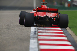 Sebastian Vettel, Ferrari SF71H, kıvılcım saçıyor