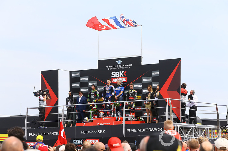 Podio: ganador de la carrera Michael van der Mark, Pata Yamaha, segundo lugar Toprak Razgatlioglu, Kawasaki Puccetti Racing, tercer lugar Jonathan Rea, Kawasaki Racing