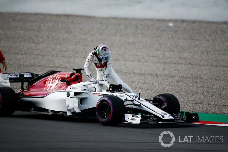 Antonio Giovinazzi, Sauber C37, stops on track
