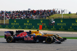 Max Verstappen, Scuderia Toro Rosso STR11 and Kevin Magnussen, Renault Sport F1 Team RS16 battle for