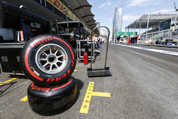 Pneumatici Pirelli tyres in pit lane