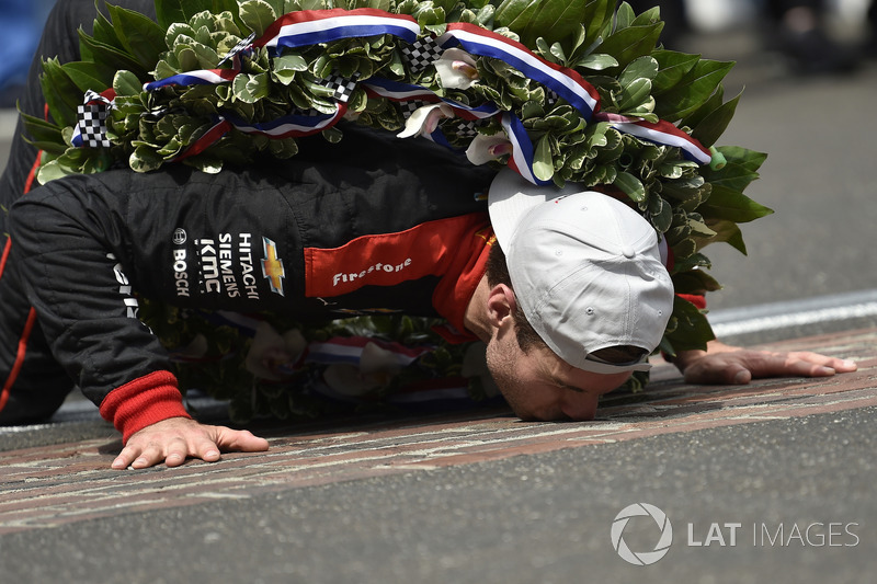 Will Power, Team Penske Chevrolet festeggia la vittoria dando un bacio alla iarda di mattoni