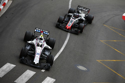Сергій Сироткін, Williams FW41, попереду Ромена Грожана, Haas F1 Team VF-18