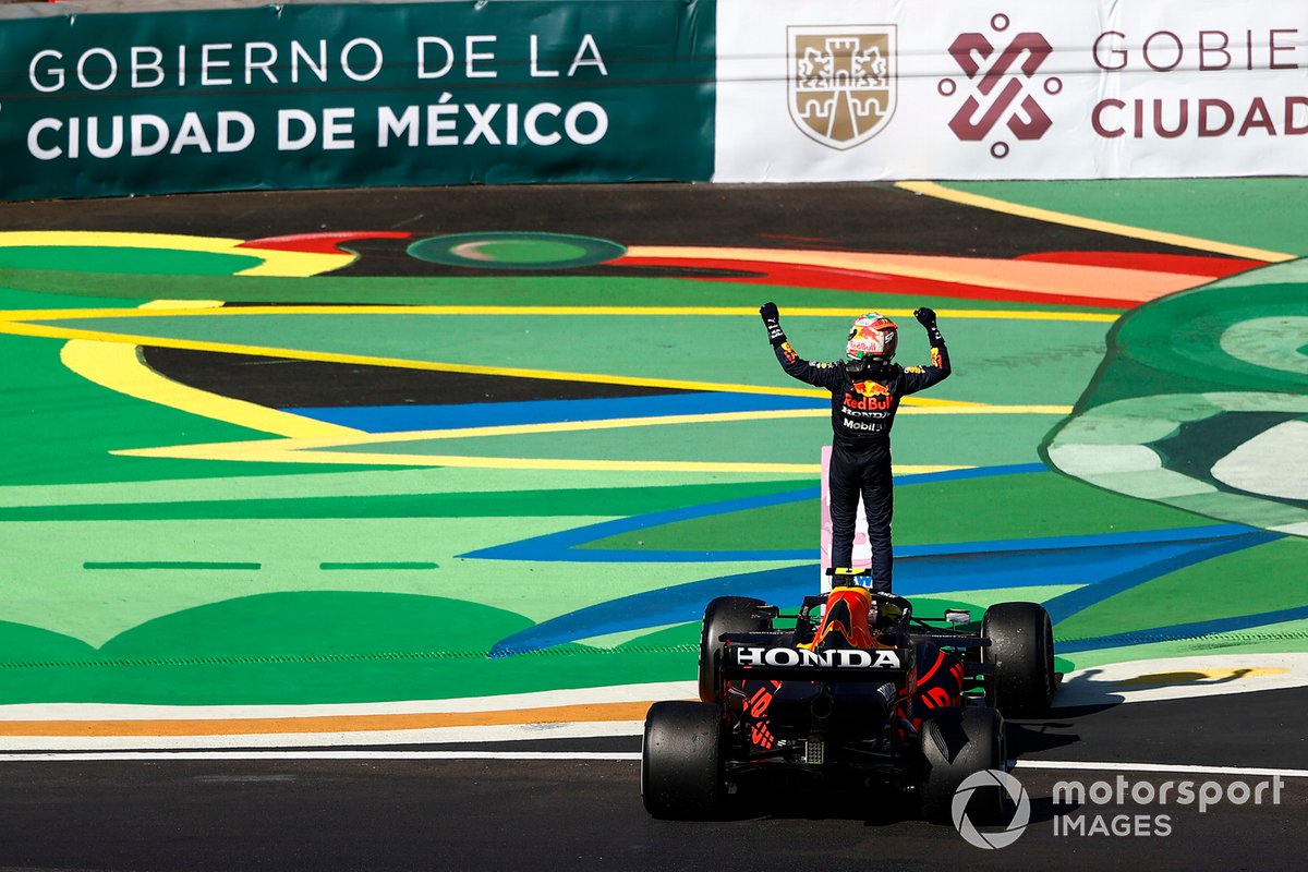 Le troisième Sergio Perez, Red Bull Racing, fête dans le parc fermé