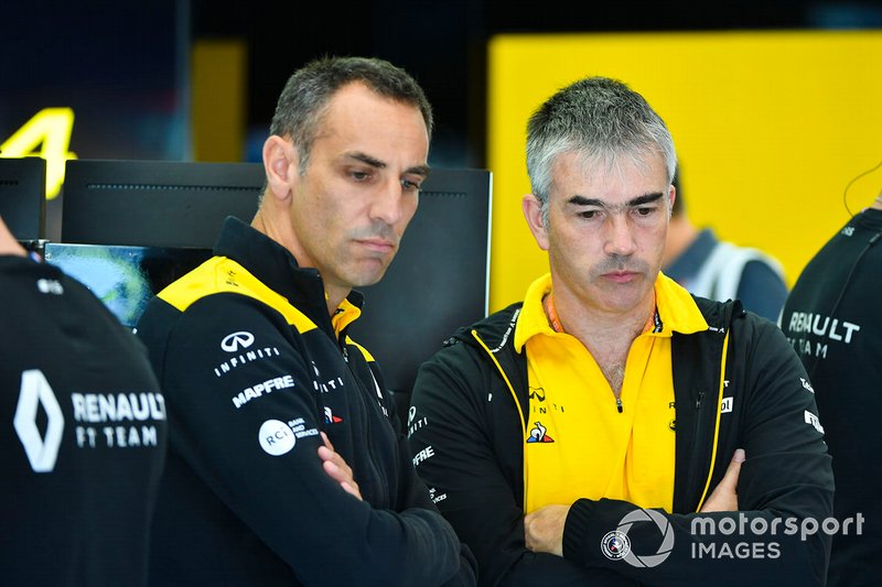 Управляющий директор Renault Sport F1 Сириль Абитбуль и технический директор команды Ник Честер