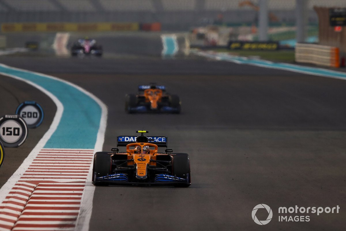 Dua pembalap McLaren, Lando Norris (depan) dan Carlos Sainz Jr., saat tampil dalam GP Abu Dhabi 2020.